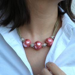 Collier de perles en céramique